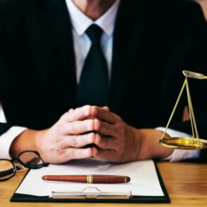Какие выплаты положены сотруднику при сокращении?помощь в Мариуполе